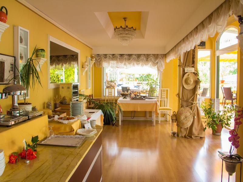 Universal Laguna Garden Aparthotel 3*
